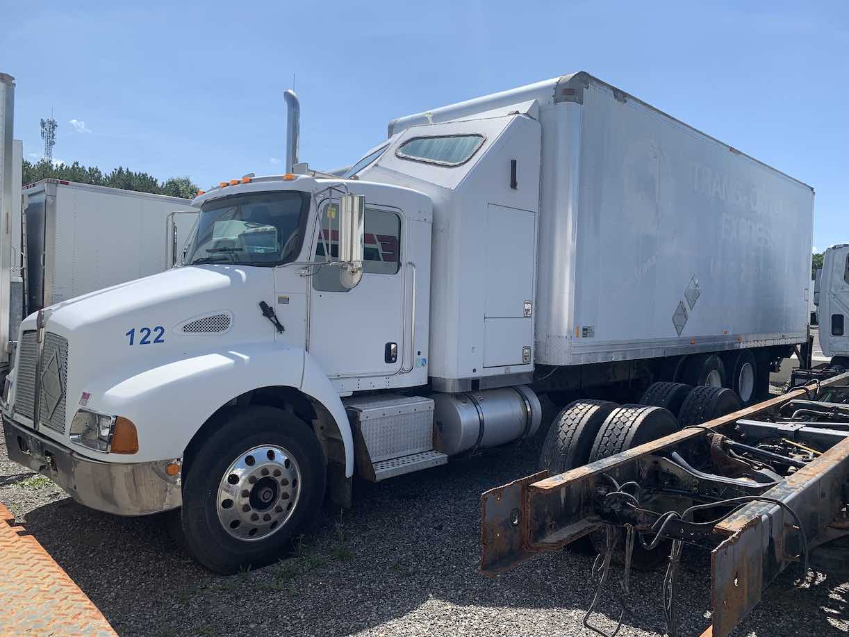 . Kenworth T300, 2007, Cummins 8.3L, MT-AB, 6x4, Sleeper, 26ft Box, 96in Door, TG, r, N#1153
