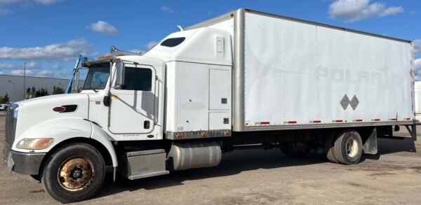 .  Peterbilt 335, 2005, Cummins 8.3L, MT-AB, Sleeper, 24ft Box, 96in Door, r, N#1677 - Image 5