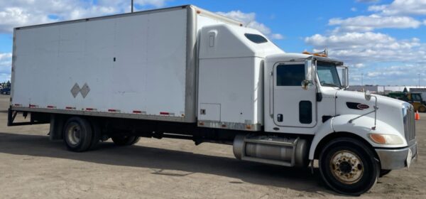 .  Peterbilt 335, 2005, Cummins 8.3L, MT-AB, Sleeper, 24ft Box, 96in Door, r, N#1677 - Image 10