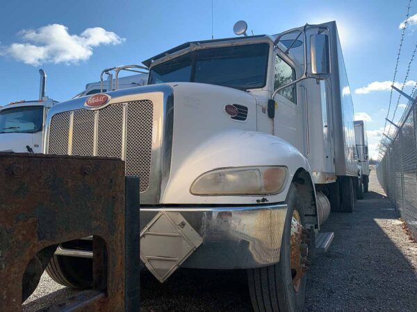 .  Peterbilt 335, 2005, Cummins 8.3L, MT-AB, Sleeper, 24ft Box, 96in Door, r, N#1677 - Image 4