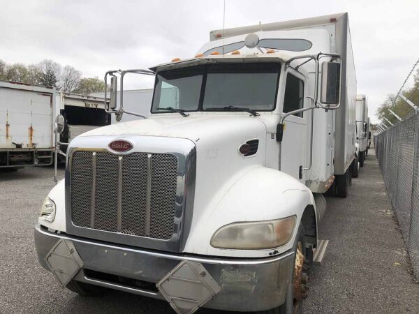.  Peterbilt 335, 2005, Cummins 8.3L, MT-AB, Sleeper, 24ft Box, 96in Door, r, N#1677 - Image 2