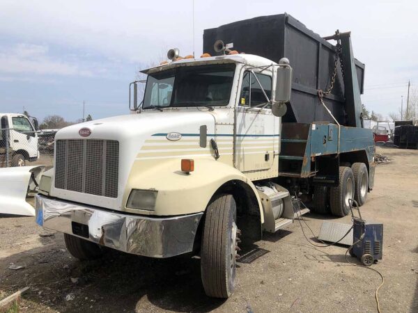 .  Peterbilt 330, 1998, CAT 7.2L 3126, MT-AB, Bin Truck, r, F#6570