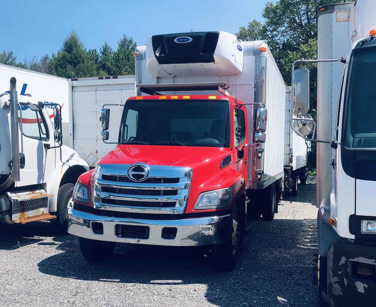 . Hino 268, 2018, 7.6L, AT-HB, red, 18ft Reefer, 90in Door, Carrier, N#8672 - Image 3