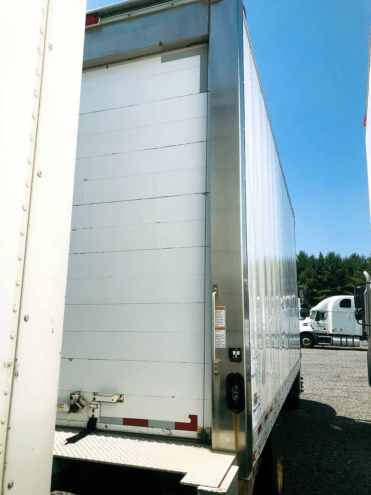 . Hino 268, 2018, 7.6L, AT-HB, red, 18ft Reefer, 90in Door, Carrier, N#8672 - Image 8