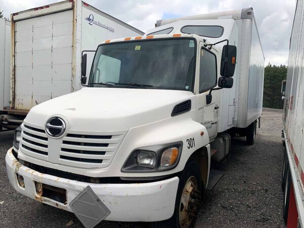 .  Hino 338, 2005, 7.6L, Air B, 60in Sleeper, 24ft Box, 100in Door, 102in W, Tailgate, N#0520