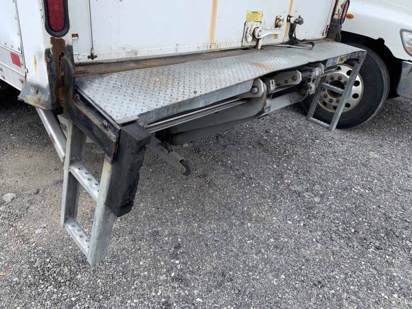 .  Hino 338, 2005, 7.6L, Air B, 60in Sleeper, 24ft Box, 100in Door, 102in W, Tailgate, N#0520 - Image 9