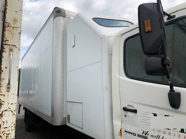.  Hino 338, 2005, 7.6L, Air B, 60in Sleeper, 24ft Box, 100in Door, 102in W, Tailgate, N#0520 - Image 4