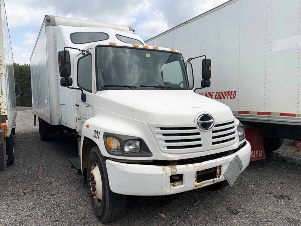 .  Hino 338, 2005, 7.6L, Air B, 60in Sleeper, 24ft Box, 100in Door, 102in W, Tailgate, N#0520 - Image 3