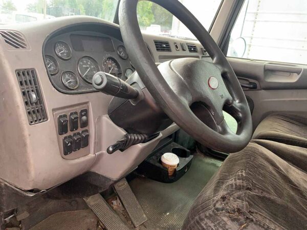 .  Peterbilt 337, 2014, Paccar 8.9L, AutoT-AirB, Day Cab Tractor, 4x2, N#5421 - Image 8