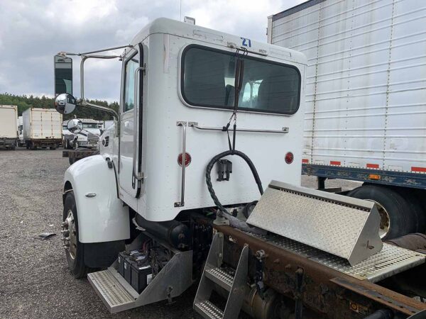 .  Peterbilt 337, 2014, Paccar 8.9L, AutoT-AirB, Day Cab Tractor, 4x2, N#5421 - Image 4