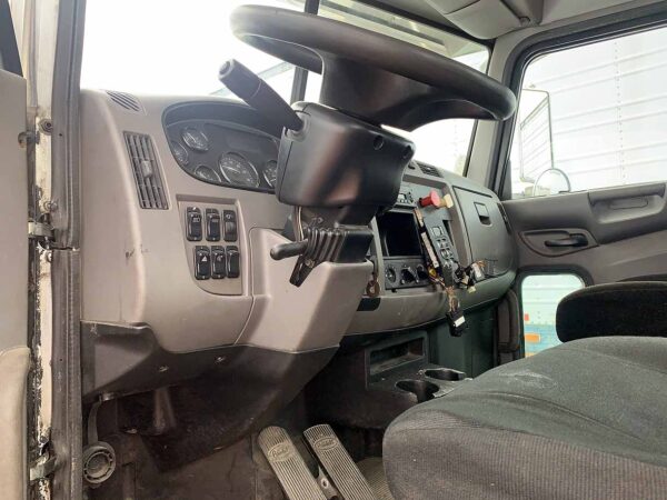 .  Peterbilt 348, 2014, Paccar 8.9L, AutoT-AirB, Day Cab Tractor, 4×2, N#6445 - Image 9