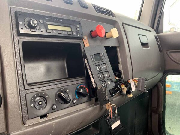 .  Peterbilt 348, 2014, Paccar 8.9L, AutoT-AirB, Day Cab Tractor, 4×2, N#6445 - Image 11