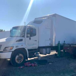 . Hino 338, 2005, 7.6L, Air B, 60in Sleeper, 24ft Box, 100in Door, 102in W, Tailgate, NE6c#0520
