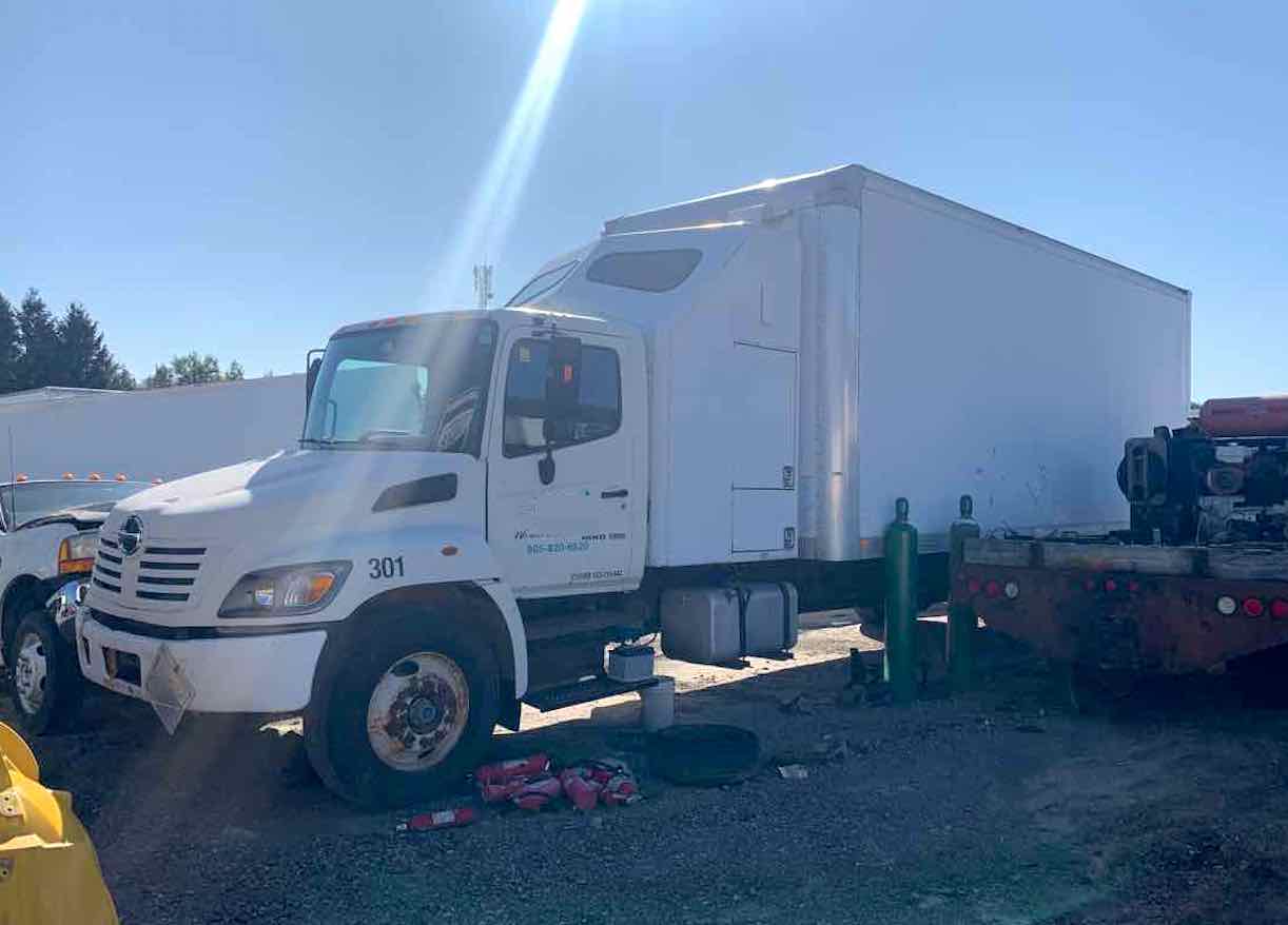 . Hino 338, 2005, 7.6L, Air B, 60in Sleeper, 24ft Box, 100in Door, 102in W, Tailgate, NE6c#0520