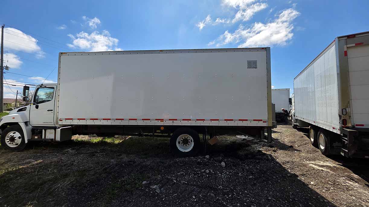 . Hino 268, 2018, 7.6L, AT-HB, 24ft Box, 90in Door, S#2903 - Image 3