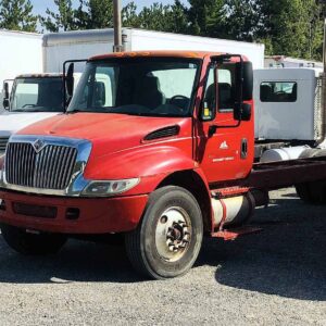.  International 4400, 2003, 8.7L DT530, MT-AB, Tandem, Cab&Chassis, red, N#8922