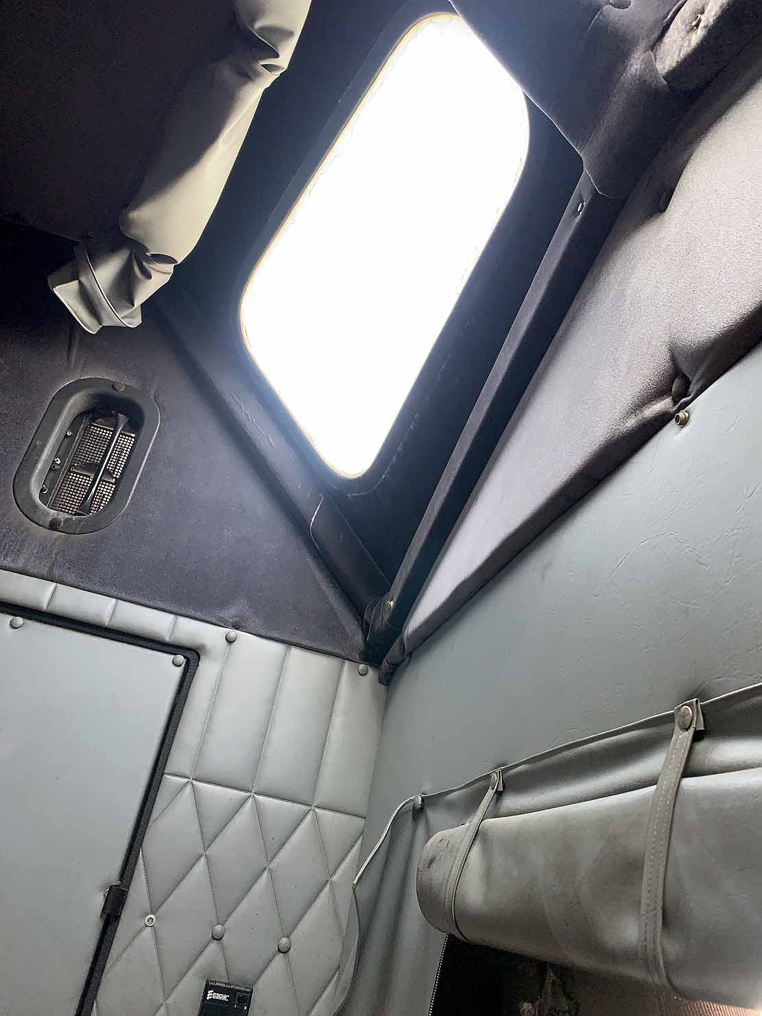 . Kenworth T300, 2007, Cummins 8.3L, MT-AB, 6x4, Sleeper, 26ft Box, 96in Door, TG, r, N#1153 - Image 27