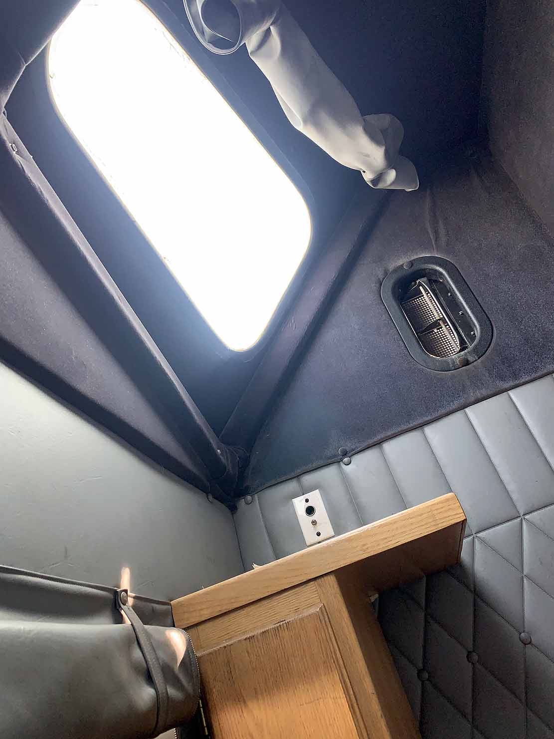 . Kenworth T300, 2007, Cummins 8.3L, MT-AB, 6x4, Sleeper, 26ft Box, 96in Door, TG, r, N#1153 - Image 28