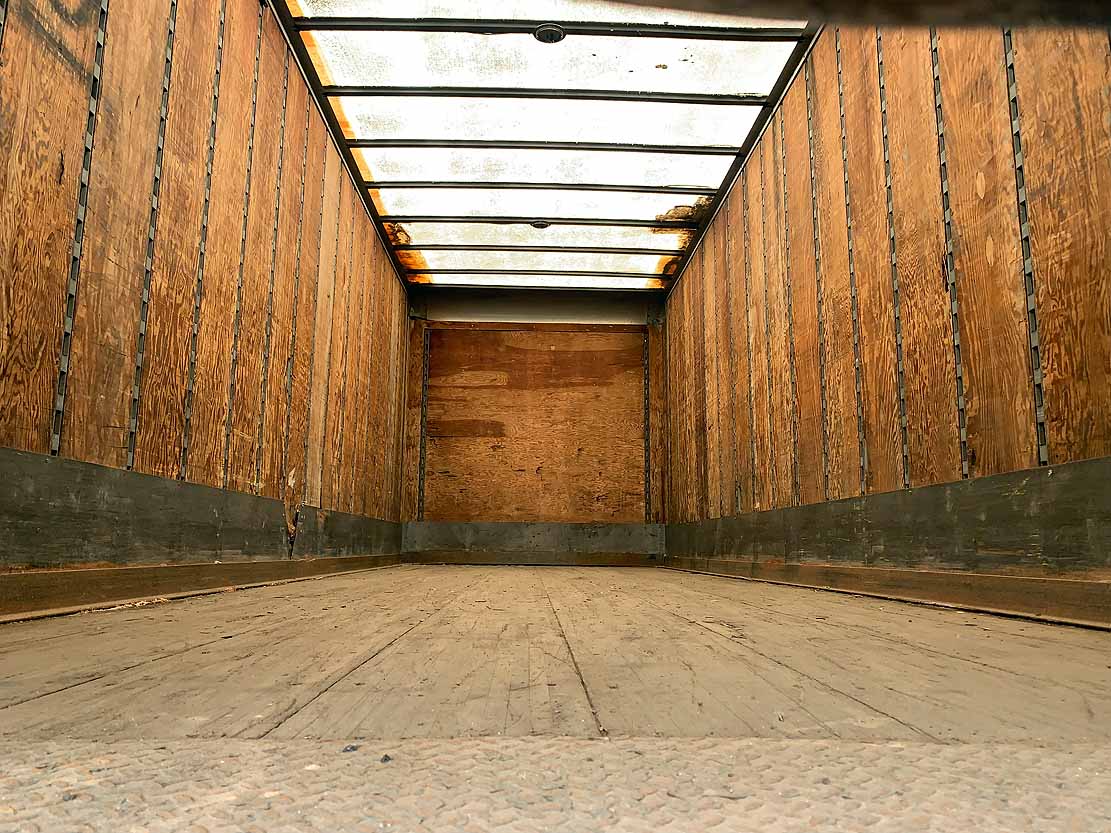 . Kenworth T300, 2007, Cummins 8.3L, MT-AB, 6x4, Sleeper, 26ft Box, 96in Door, TG, r, N#1153 - Image 11