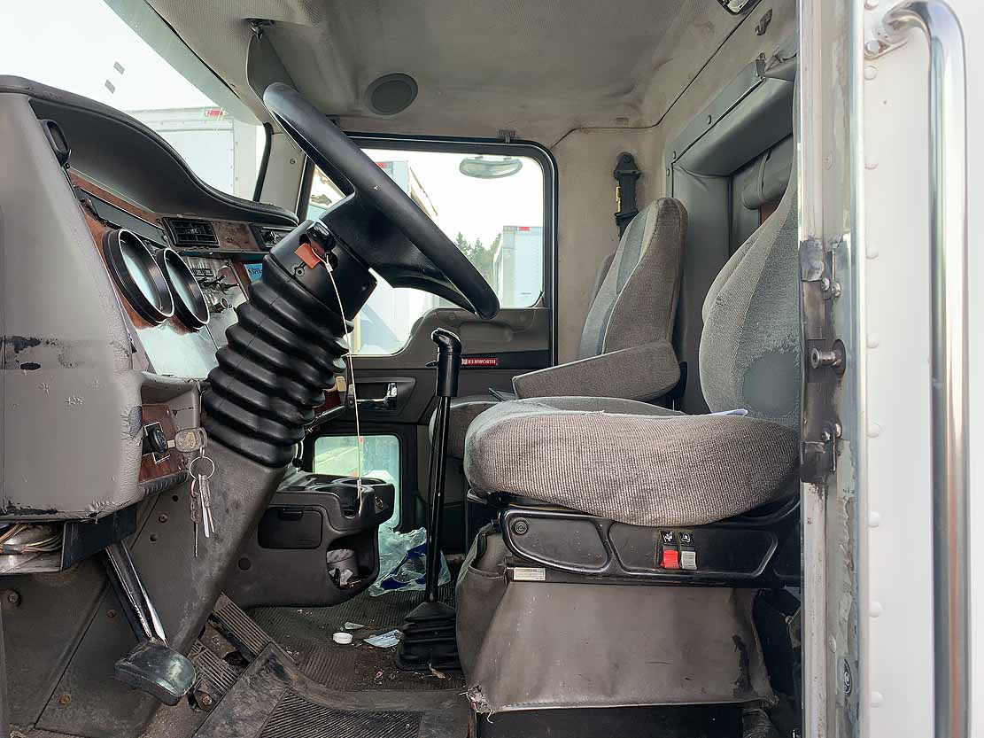 . Kenworth T300, 2007, Cummins 8.3L, MT-AB, 6x4, Sleeper, 26ft Box, 96in Door, TG, r, N#1153 - Image 47