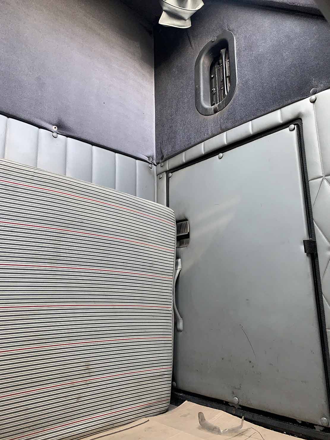 . Kenworth T300, 2007, Cummins 8.3L, MT-AB, 6x4, Sleeper, 26ft Box, 96in Door, TG, r, N#1153 - Image 26