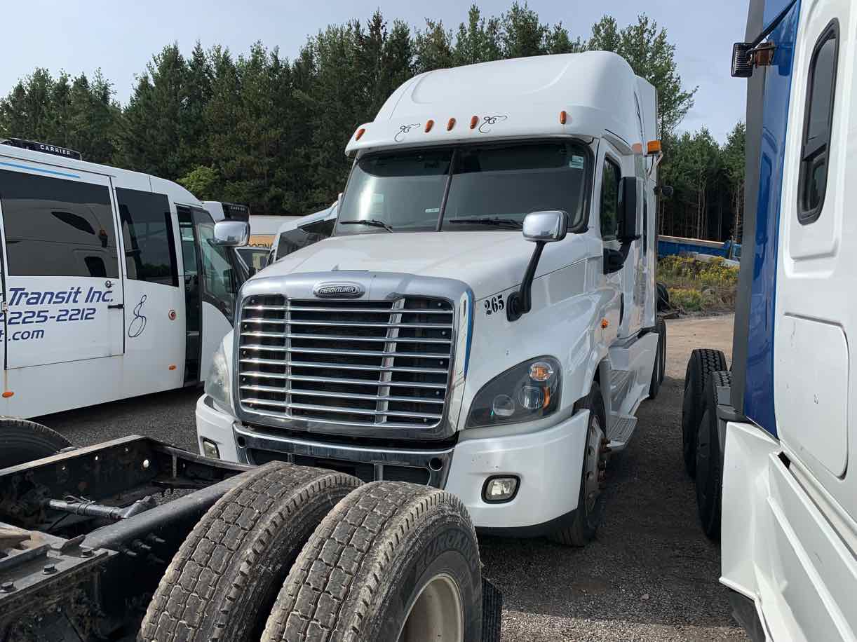 . Freightliner Cascadia, 2017, DD15 14.8L, AT-AB, 6x4 Sleeper Tractor, NE3c#7412